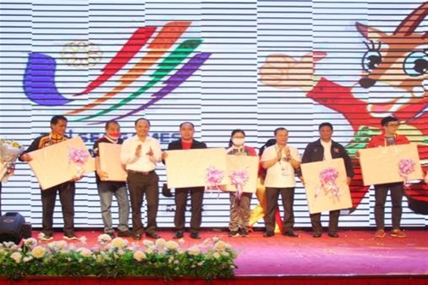 Lãnh đạo tỉnh Bắc Giang tặng quà cho đại diện các đoàn thể thao